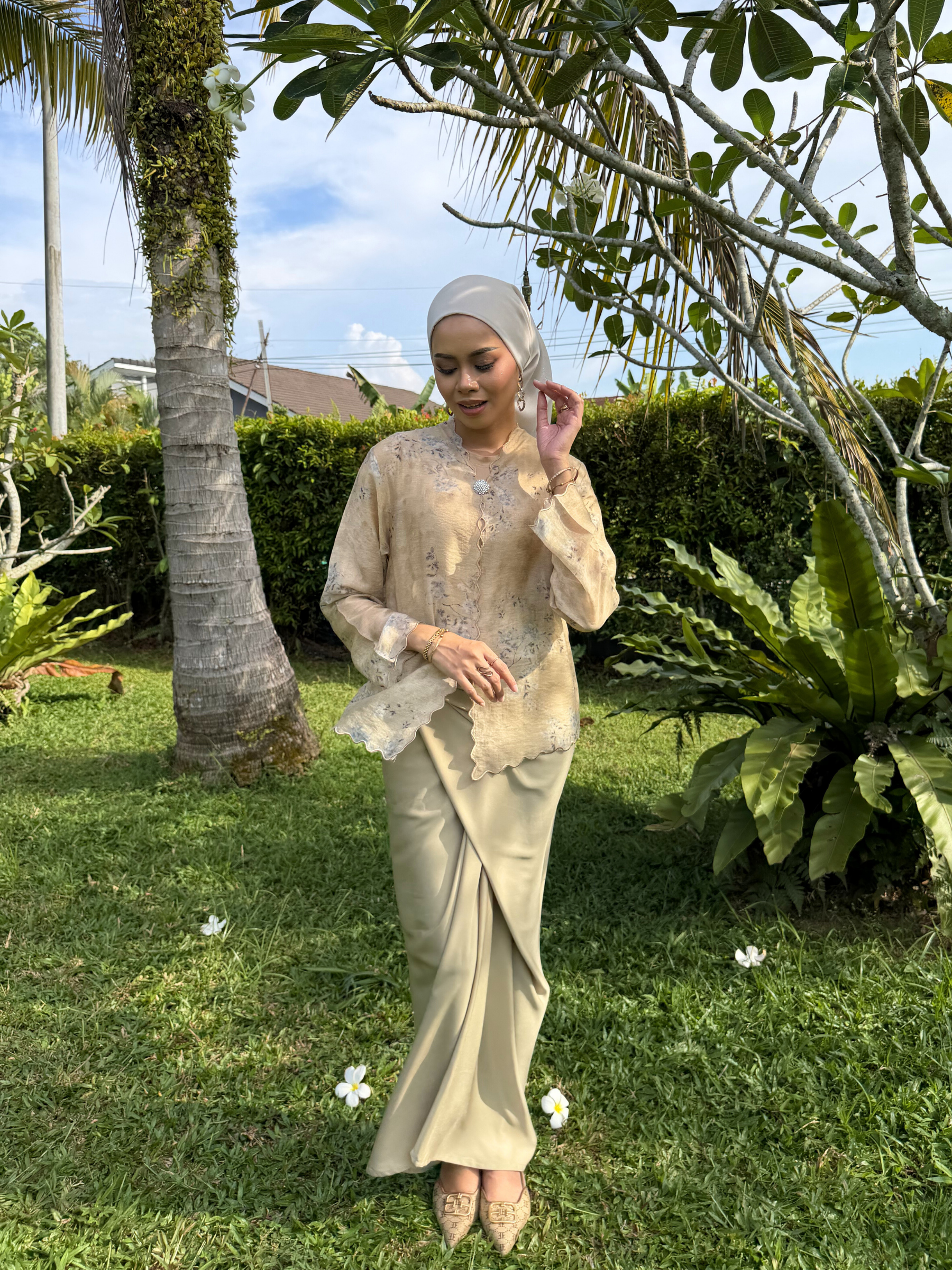 Aria Kebaya Set in Ivory
